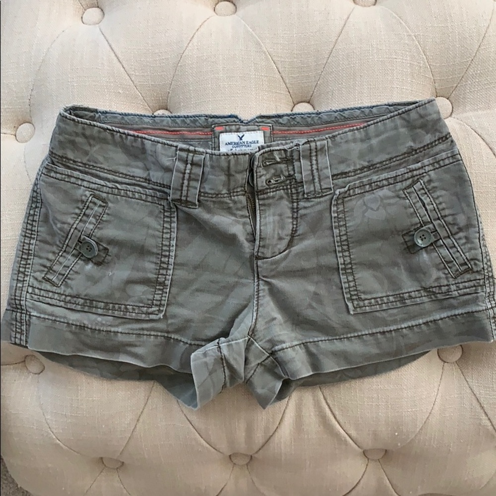 American Eagle green camo shorts SZ 0
